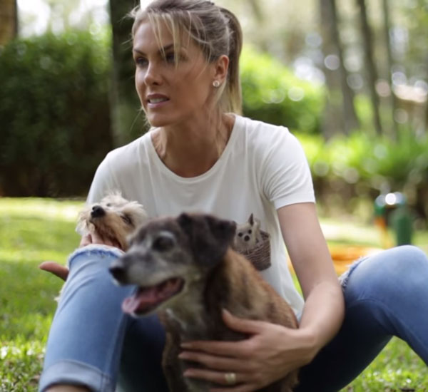 Famosa modelo e apresentadora tem santuário para cães